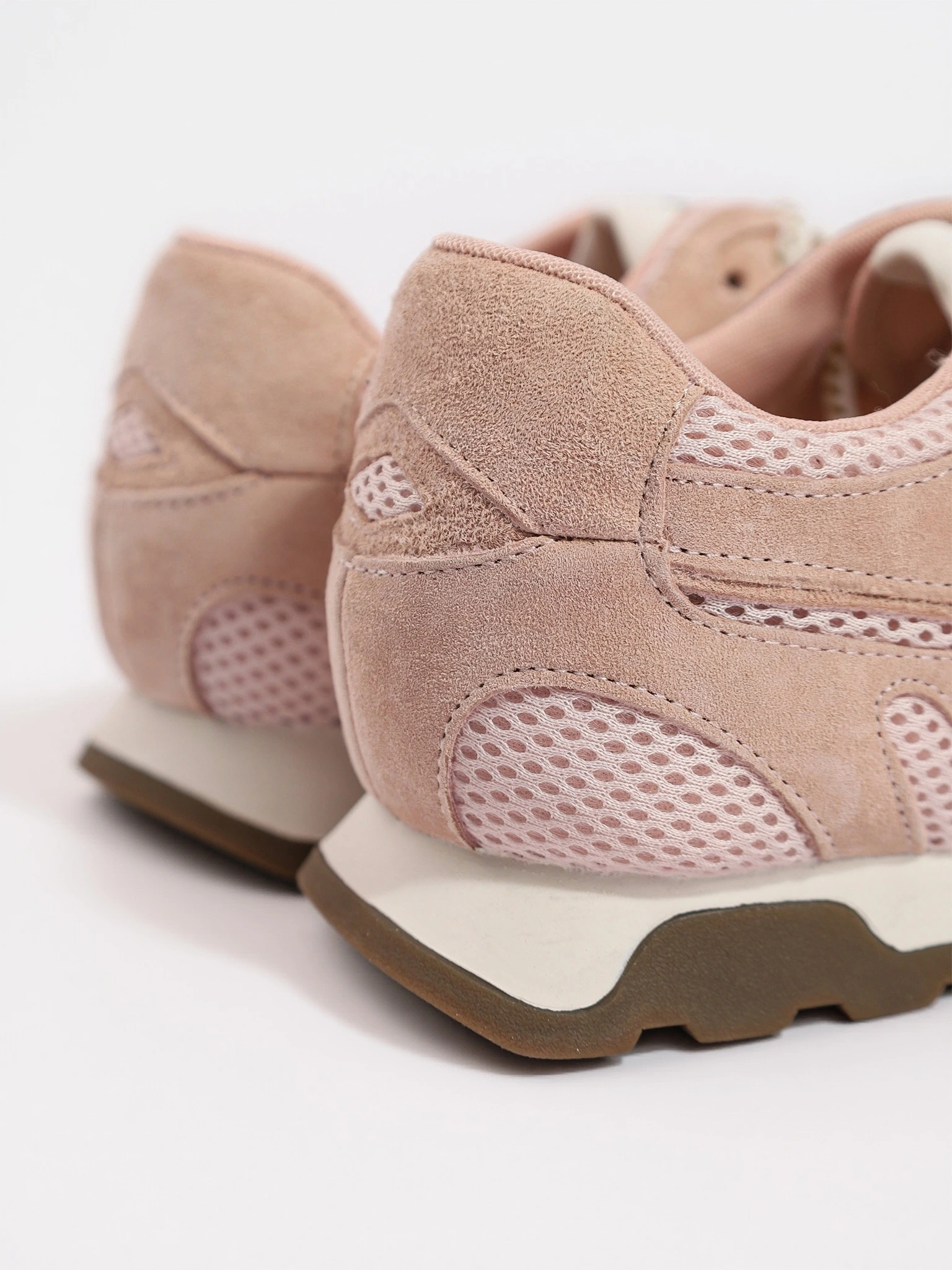 Кроссовки комбинированные розового цвета на низкой подошве